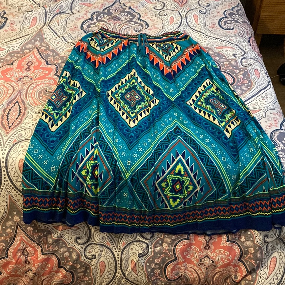 Flying Tomato Super Fun, Flowy skirt size L in great condition